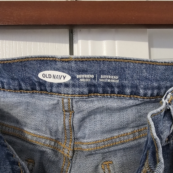 Old navy boyfriend mid rise. Size 6. - Picture 3 of 3